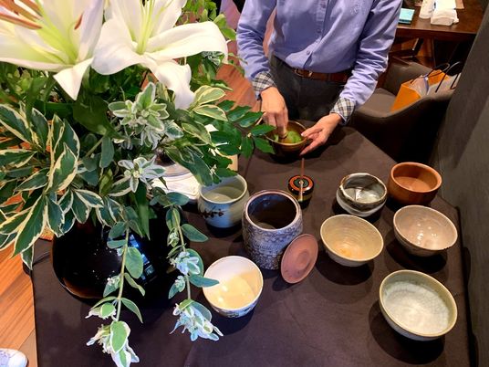 お茶を淹れる作業中