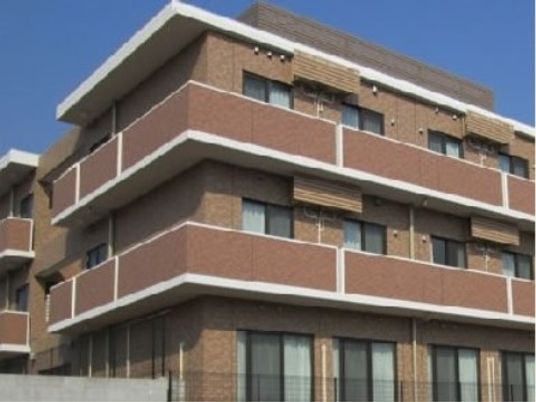 茶色の外壁の建物外観