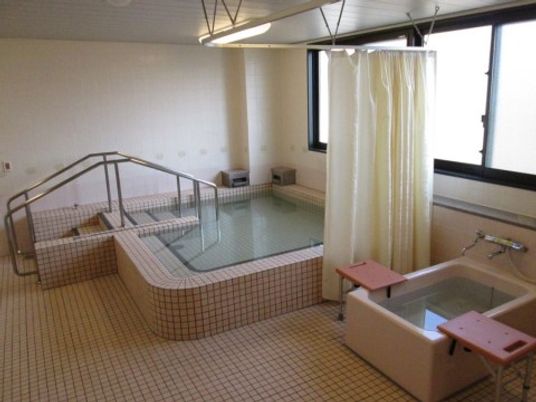 バリアフリー設計の浴室