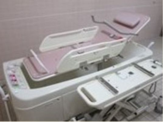 ピンクの介護用ベッド