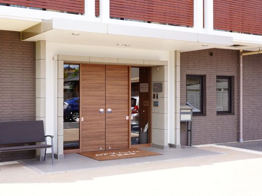 エントランスの木製ドア