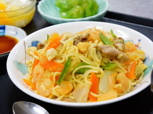 カラフルな野菜炒め料理