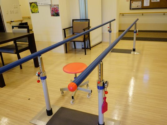 歩行訓練用の手すりと椅子