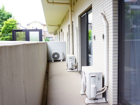 廊下のエアコンユニット