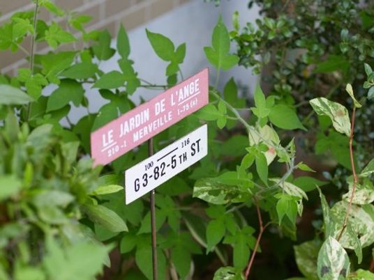 植栽の間の案内板  