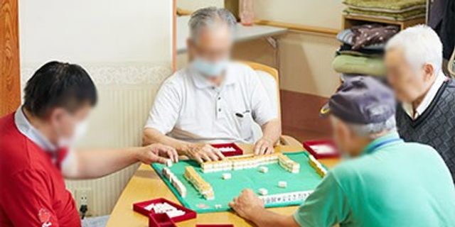 楽しむ方々の姿 多目的室 談笑しながら楽しめる、交流が深まる場所です。スタッフとの温かい交流も魅力の一つです。