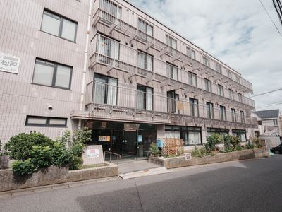 3階建ての建物外観