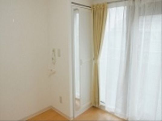 明るい居室の一角