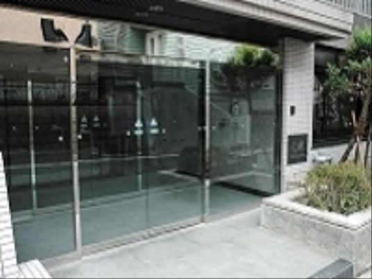 清潔な施設のエントランス