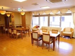 明るい共用ダイニング