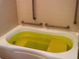 手すり付きのバスタブ