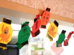 手作りのオーナメント連なる