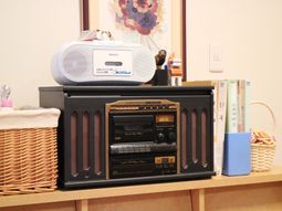 音楽機器と書籍の棚