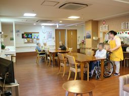 明るい共有ダイニングスペース