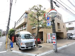 街角の落ち着いた外観
