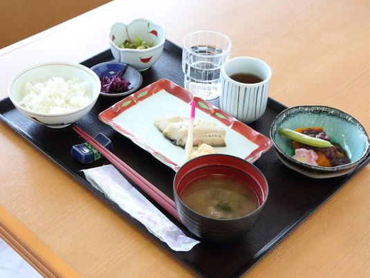 和食の献立が並ぶ食卓