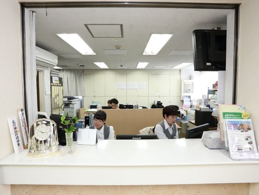 忙しく働く受付スタッフ