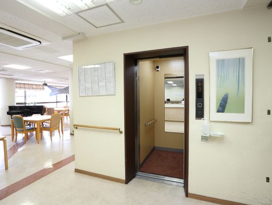エレベーター前の開放的な廊下