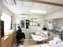 スタッフが作業する事務室