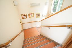 安全な手すり付き階段