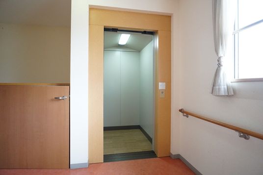 手すり付きエレベーター入口
