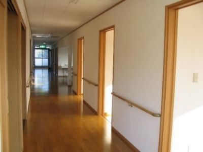日差しが射す廊下