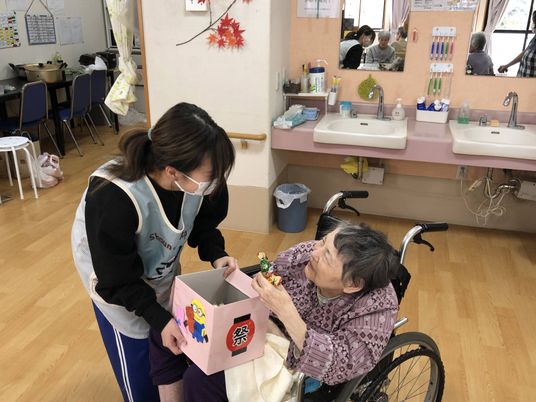 介護士と入居者の交流