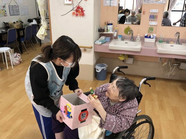 介護士と入居者の交流