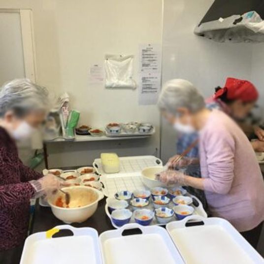 食事の準備をする様子
