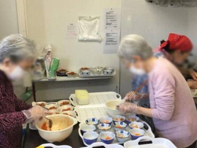 食事の準備をする様子 キッチン 調理を行うスペースでは、スタッフが協力して食事を準備しています。明るい雰囲気で作業が進められます。