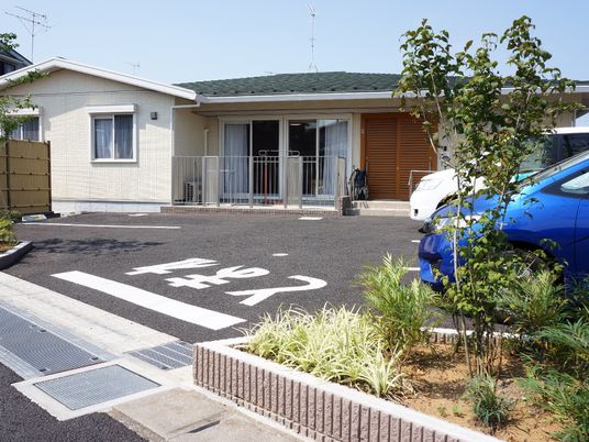 白壁の建物と駐車場