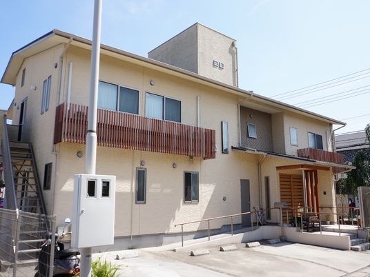 明るい外観の建物
