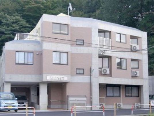 落ち着いた外観の建物  