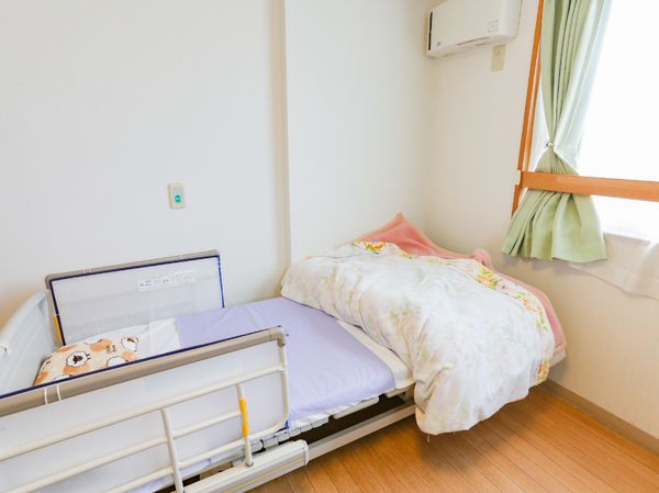 明るい居室のベッド
