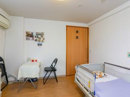 居室のベッドとテーブル