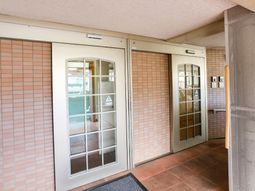 エントランスのドアとタイル