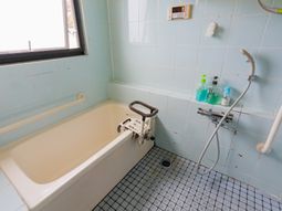 バリアフリー設計の浴室