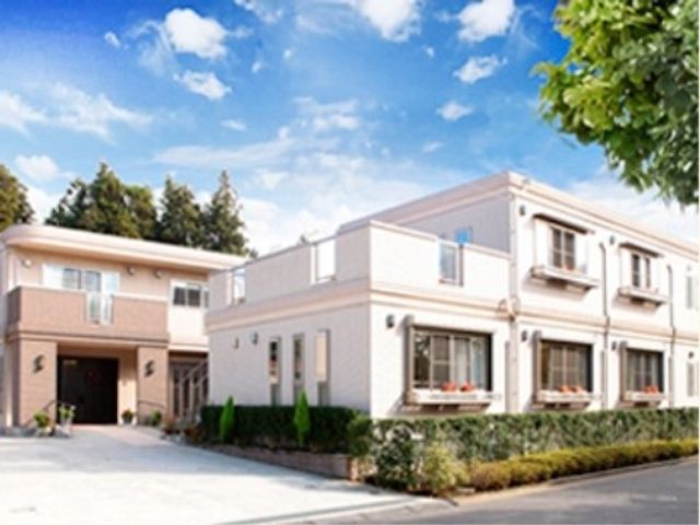 明るい外観の建物