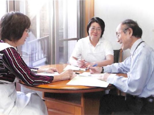 会話する人々とテーブル