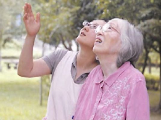 若干の女性と高齢女性中庭で