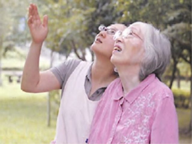若干の女性と高齢女性中庭で