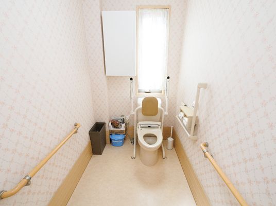 バリアフリー設計のトイレ