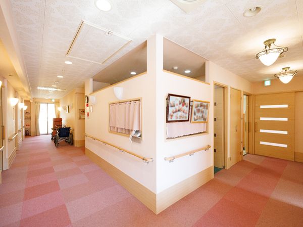廊下に設置された手すり