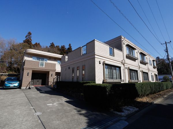 明るい外観の建物