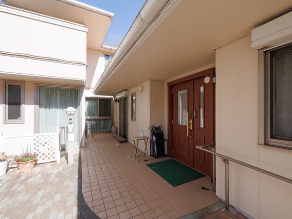 明るい廊下と入り口