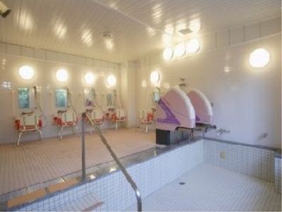 明るいバリアフリー浴室