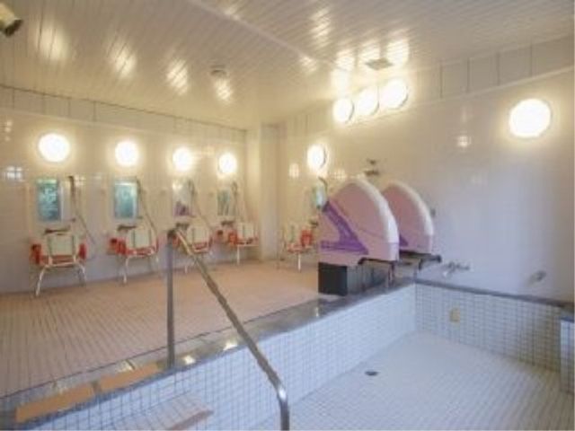 明るいバリアフリー浴室