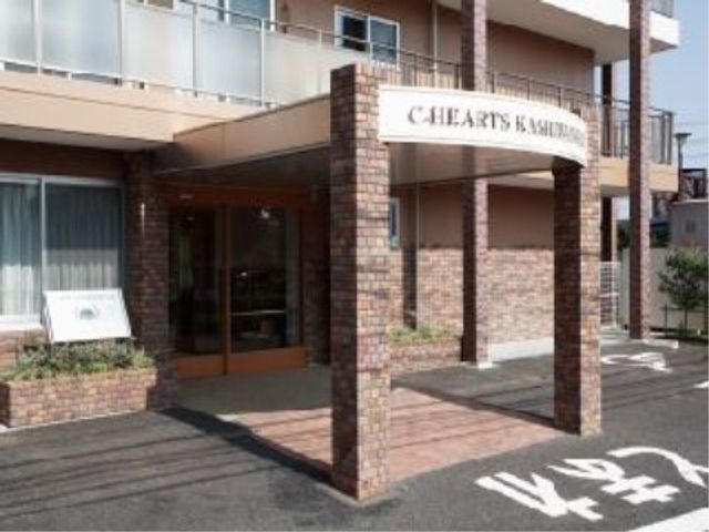 レンガ造りのエントランス エントランス 清潔感のあふれる手入れの行き届いたエントランスがお出迎えします。きっと毎日の仕事にも前向きな気持ちで取り組めるでしょう。