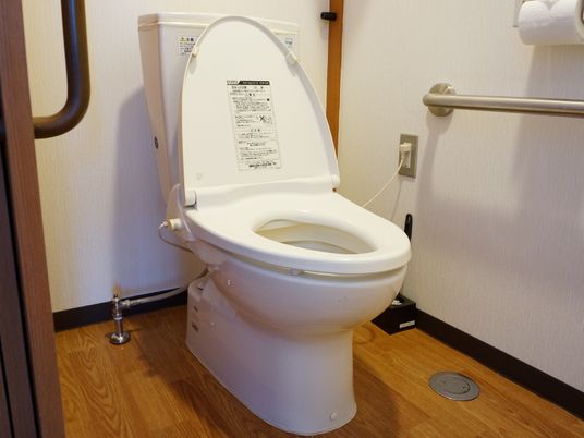 バリアフリー設計のトイレ