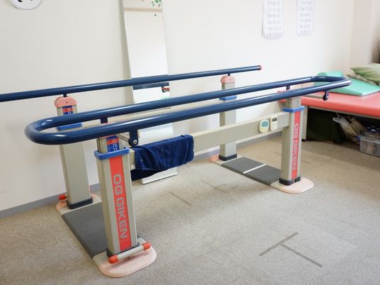 歩行訓練器具が置かれた部屋